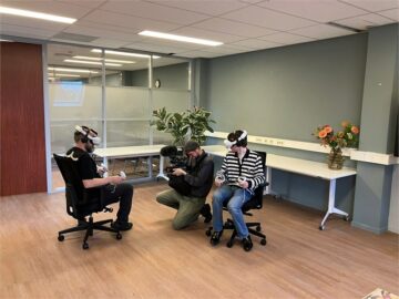 Opnames van AT5 tijdens het doen van een VR-ervaring over dementie